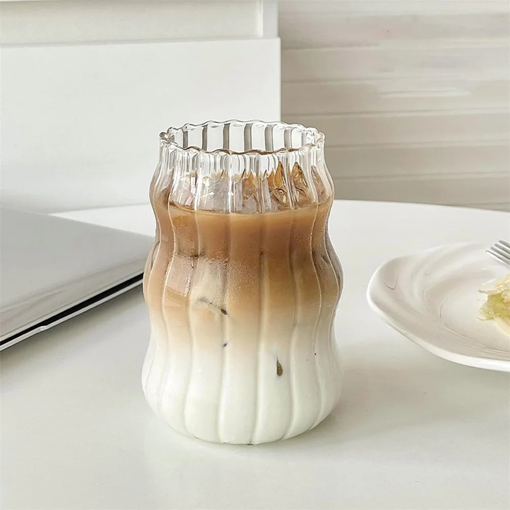 Riffelglas mit Eiskaffee auf einem Schreibtisch