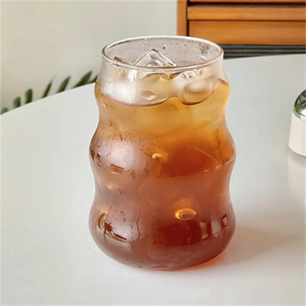 Riffelglas mit Eistee und Eiswürfeln
