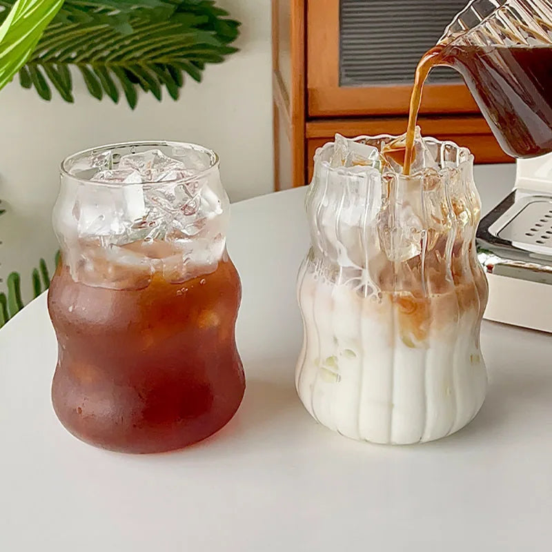Zwei Sipra Trinkgläser in Riffeloptik, eines mit Eiskaffee